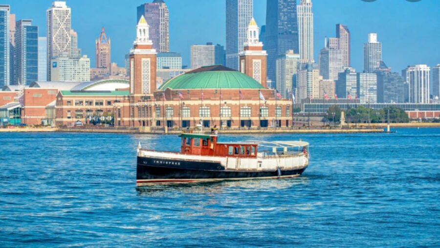 Chicago: Historic Architecture Chicago River Small Boat Tour - Included Snacks, Coffee, and Soft Drinks: Small Comforts That Add Up